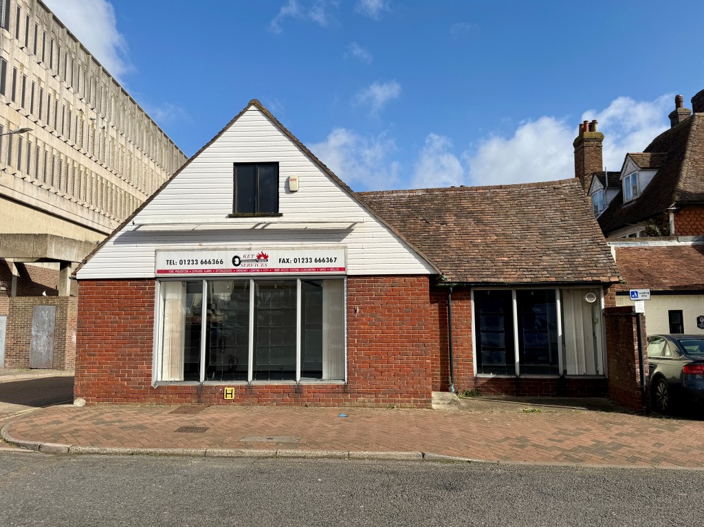 Lot: 22 - VACANT COMMERCIAL UNIT IN TOWN CENTRE - Vacant commercial property